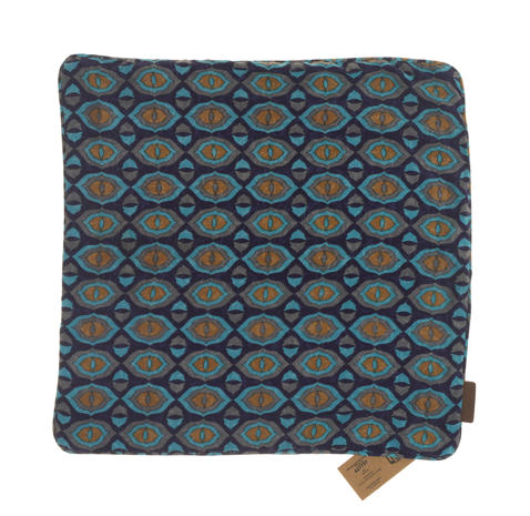Unikt silke pudebetræk 50x50 cm i turkisblå med farverigt mønster af gentagne røde blomsterrosetter, boho etnisk orientalsk stil.