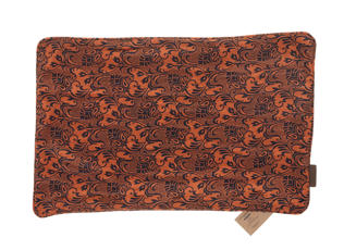 Silke pudebetræk 60x40 cm i rust orange med mørk blå og sort suzani-inspireret orientalsk mønster i boho etnisk vintage stil.