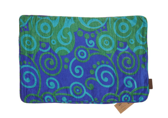 Unikt Silke pudebetræk 60x40 cm med farverigt orientalsk boho mønster på mørkeblå bund i blå-lilla og grønne spiraler og cirkler