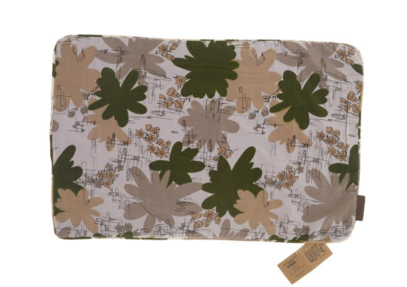 Unikt Silke pudebetræk 60x40 cm til boho pude i vintage stil med farverigt botanisk mønster i beige og mørkegrønne blade på lys baggrund.
