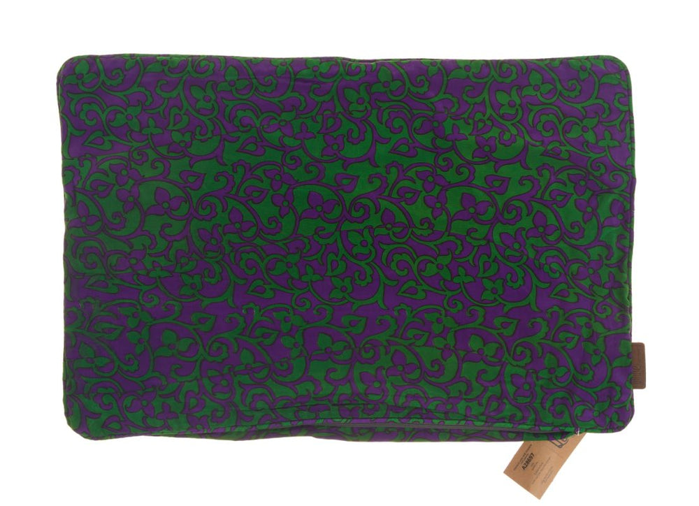 Silke pudebetræk 60x40 cm som sari pude i lilla og grøn med tæt orientalsk suzani-inspireret ornamentmønster til boho vintage etnisk