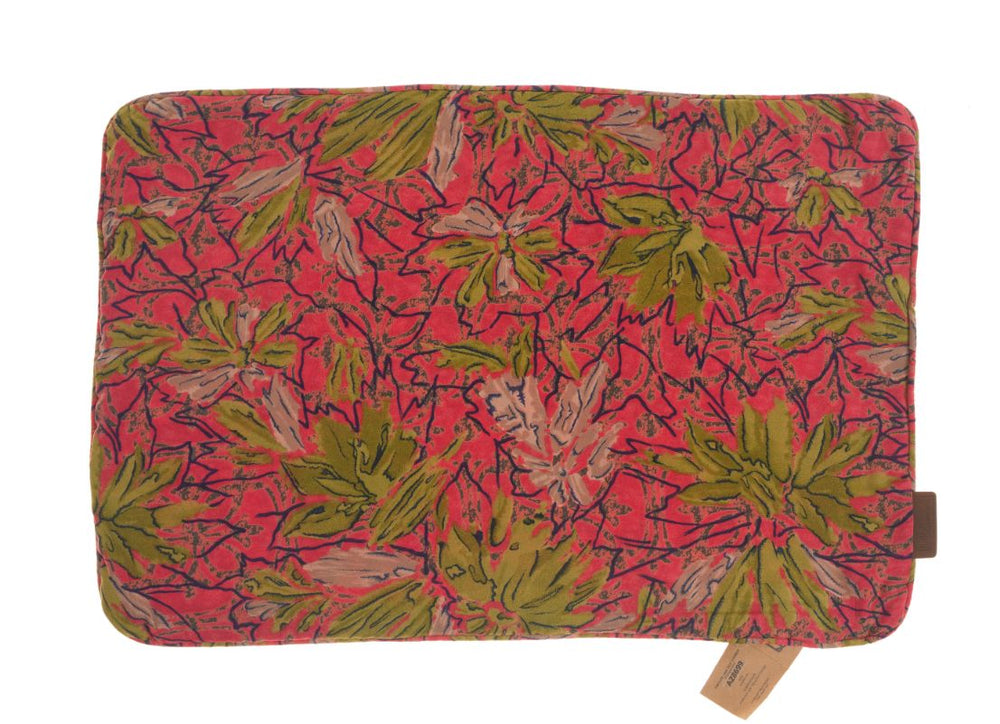 Unikt Silke pudebetræk 60x40 cm i farverigt sari og orientalsk stil med rød bund olivengrønne blade og sorte linjer