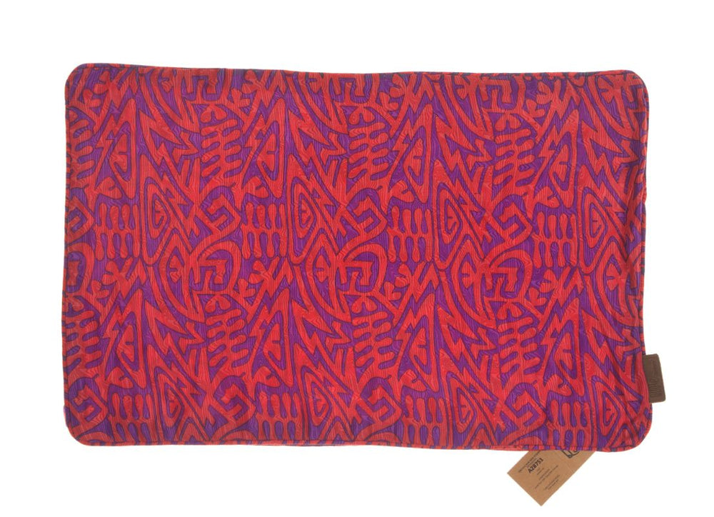 Silke pudebetræk 60x40 cm i blåviolet og rød med tætvævet orientalsk etnisk mønster i geometriske arabesker, som en boho sari pude.