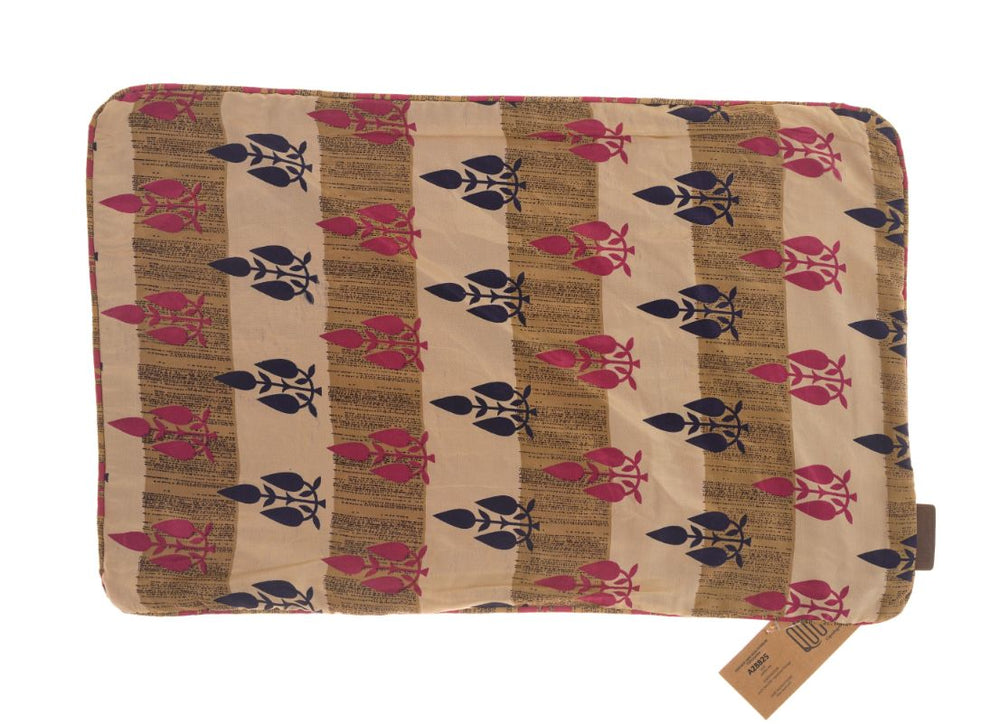 Silke pudebetræk 60x40 cm i beige med gentagne fiskemotiver i mørkeblå og fuchsia til sari pude boho vintage orientalsk