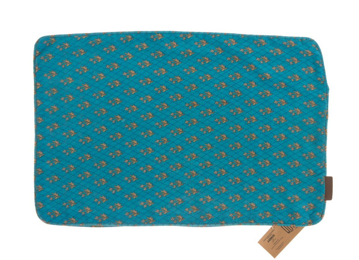 Seidenkissenbezug 60 x 40 cm in Türkisblau mit kleinen Sari-Vogelmotiven in Ocker und Rostrot, einzigartiger ethnischer Boho-Stil