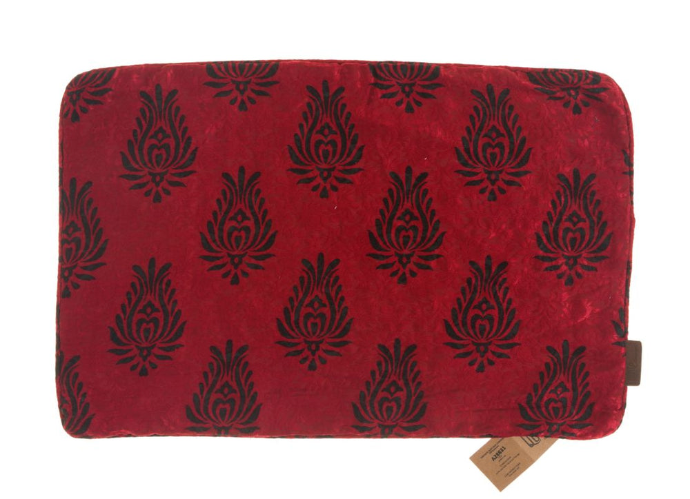 Silke indisk sari pudebetræk 60x40 cm i dybrød med sort damask lotus ornamenter, orientalsk etnisk boho vintage farverigt look.