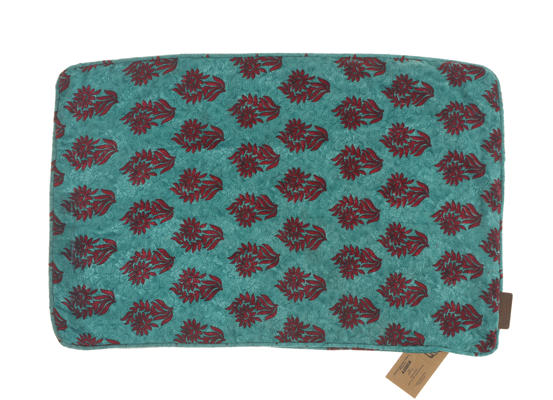 Silke pudebetræk 60x40 cm i petrolblå med gentagne røde blomstermotiver og mørke konturer i vintage boheme sari pude stil.