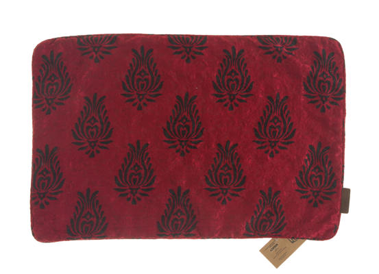 Silke pudebetræk 60x40 cm i dyb rød med mørke ornamentale blomster og etnisk orientalsk boho suzani-inspireret mønster