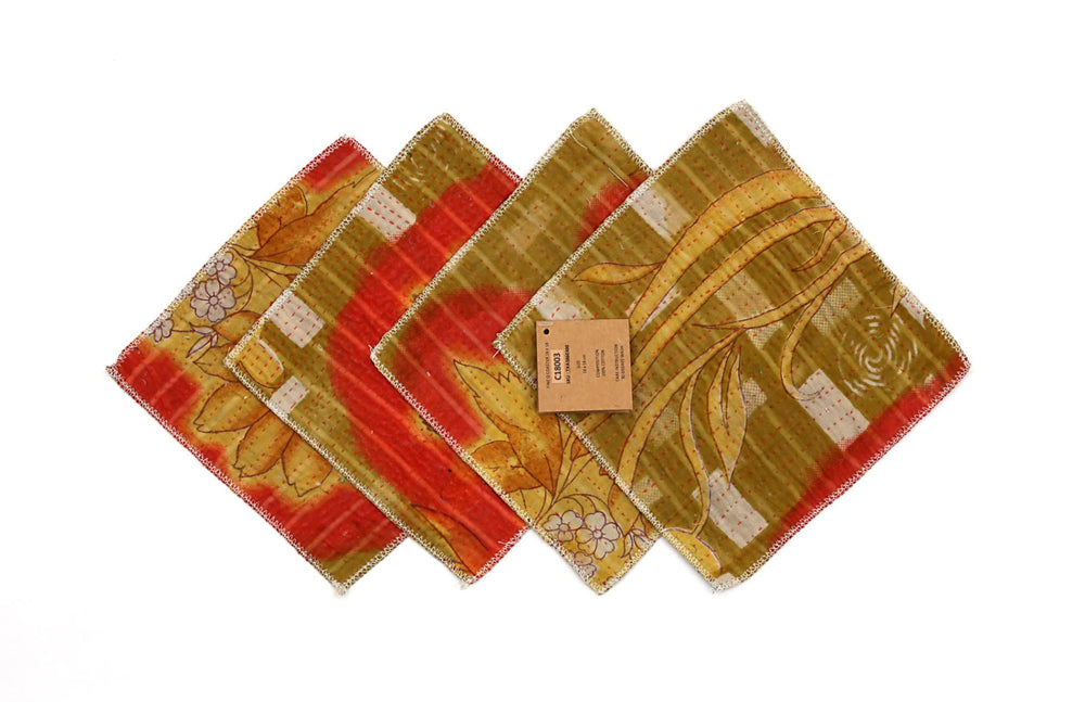 Sæt med 4 bordskånere 18x18 cm i beige og rød patchwork-look med blomster- og bladmønster samt kontrastsyninger (bordskånere)