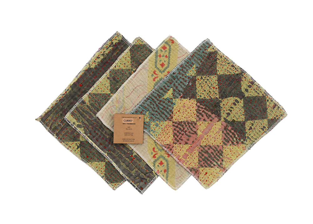 Sæt med 4 bordskånere 18x18 cm i patchwork mønster med grå, blå, beige og rød flerfarvet design
