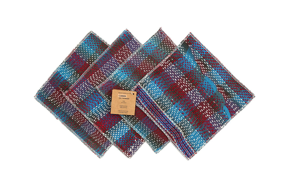 Sæt med 4 bordskånere i farverig patchwork med prikket mønster i blå, rød, lilla og hvid – 18x18 cm