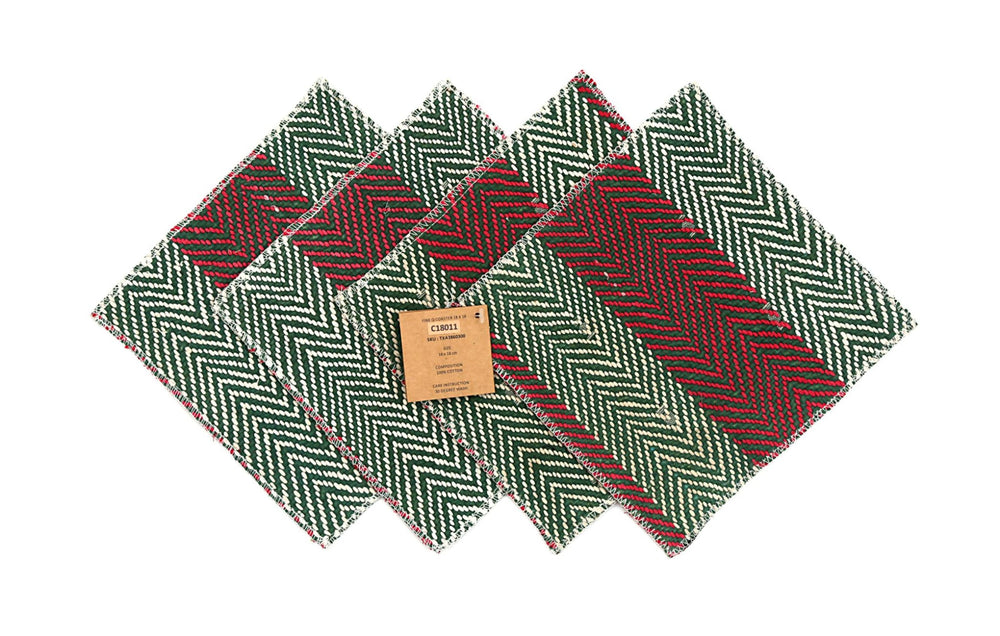 Sæt med 4 bordskånere 18x18 cm i grøn, rød og hvid med chevron/mønster og dekorative kanter