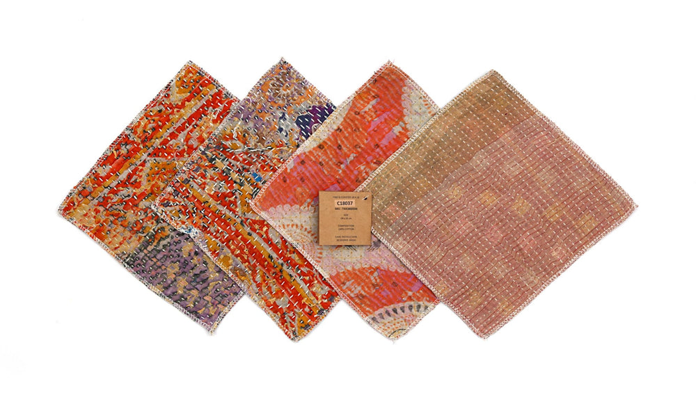 Sæt med 4 bordskånere 18x18 cm i patchwork-mønster med røde, orange, lilla og beige farver og synlige broderede kanter
