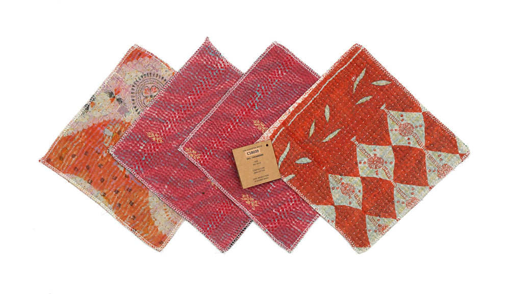 Sæt med 4 bordskånere 18x18 cm i røde, orange og pink farver med patchwork-mønstre og broderet kant