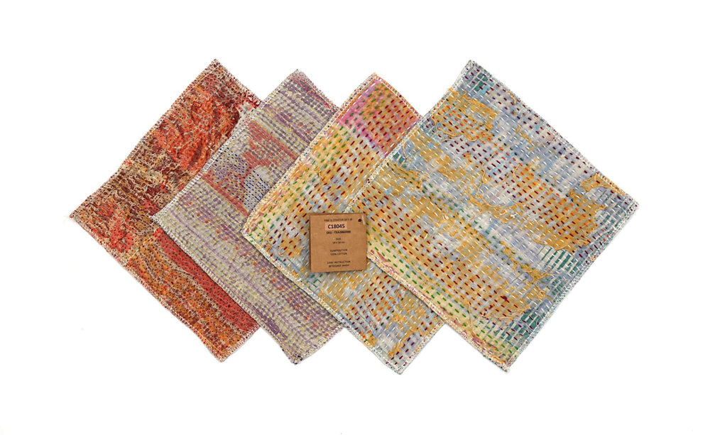 Sæt med 4 bordskånere 18x18 cm i patchwork farver (rød, lilla, gul og blå/grå) med mønster og kantet vævning