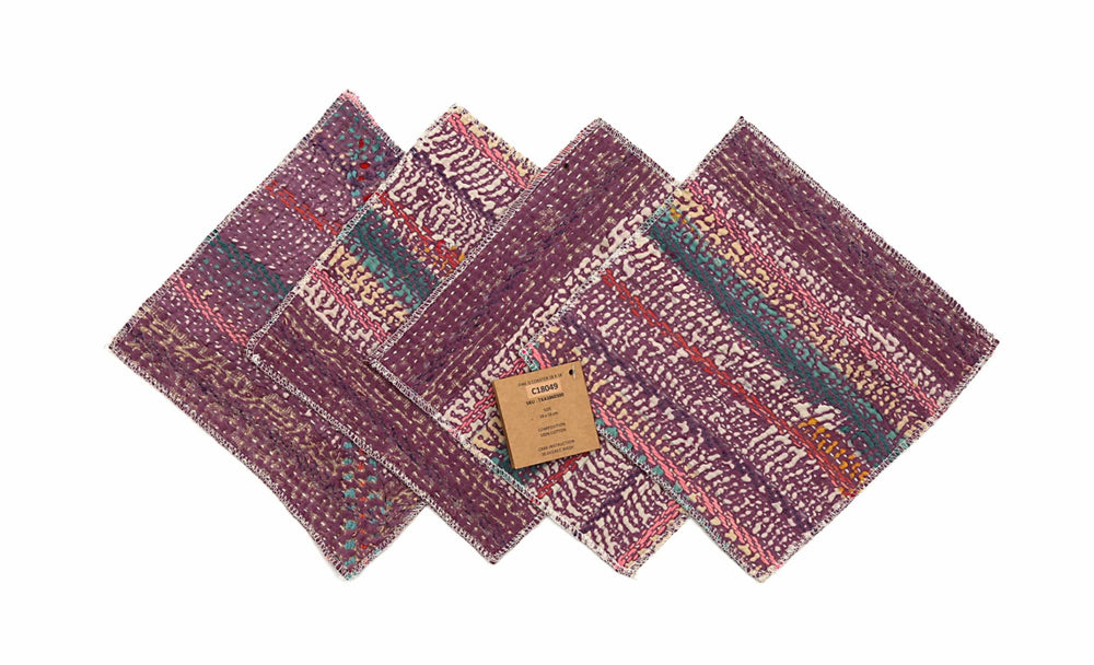 Sæt med 4 bordskånere 18x18 cm i lilla/mørk bordeaux med farverige mønstre, turkis og orange detaljer samt hvid prikmønster og synlige hvide kanter