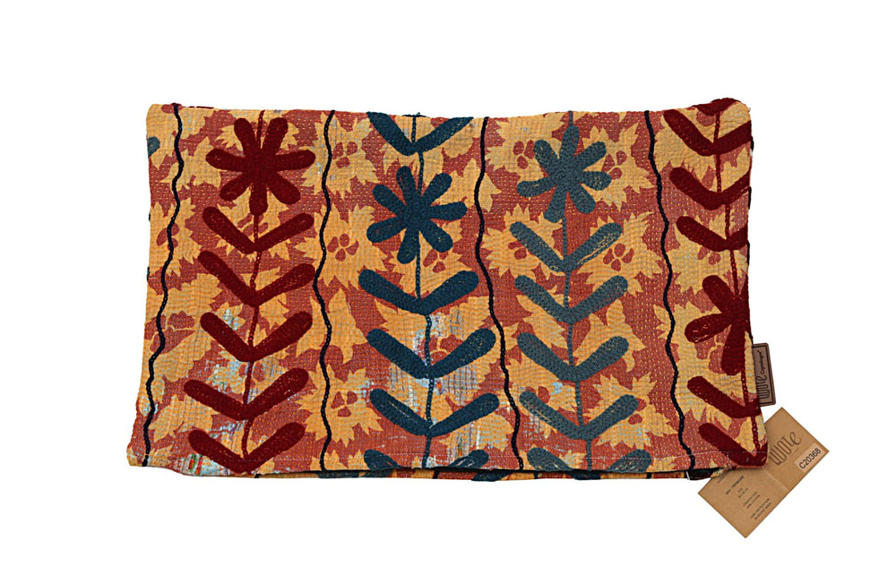 Unikt suzani pudebetrÃ¦k 30x50 cm i varm rÃ¸d okker og blÃ¥ med store ottebladede mÃ¸nstre og sorte konturer etnisk boho vintage.