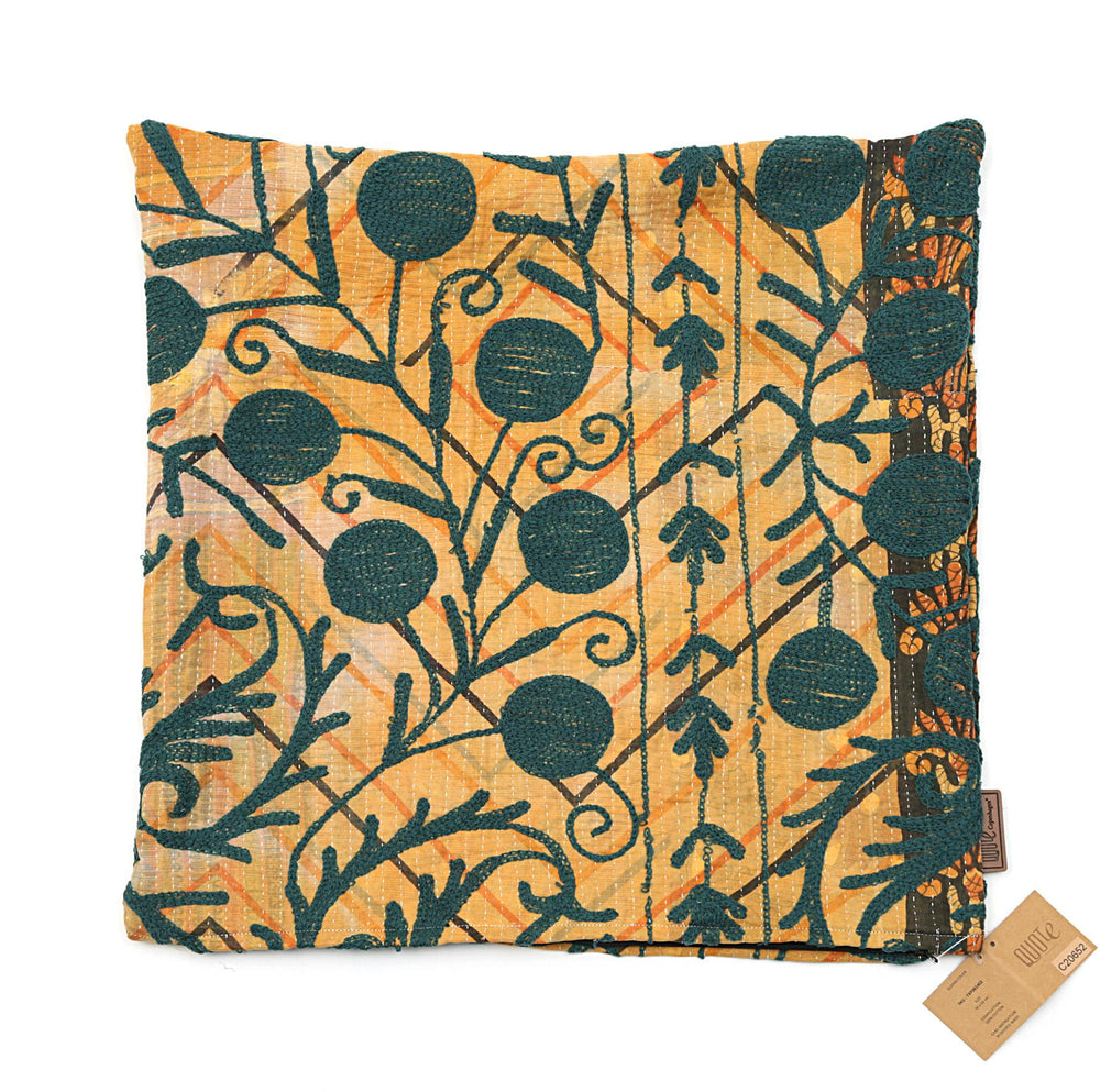 Suzani pudebetrÃ¦k 50x50 cm i indisk boho stil med farverigt orange og sand bund samt tÃ¦tte grÃ¸nne ornamenter og blomsterlinjer