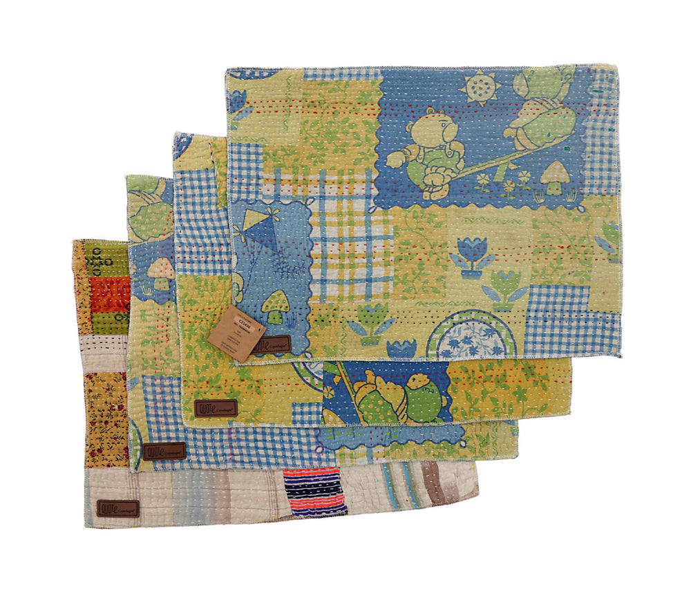 Sæt med 4 quiltede dækservietter 33x44 cm i patchwork med blå, beige og grønne tern samt søde dyre- og blomster-motiver