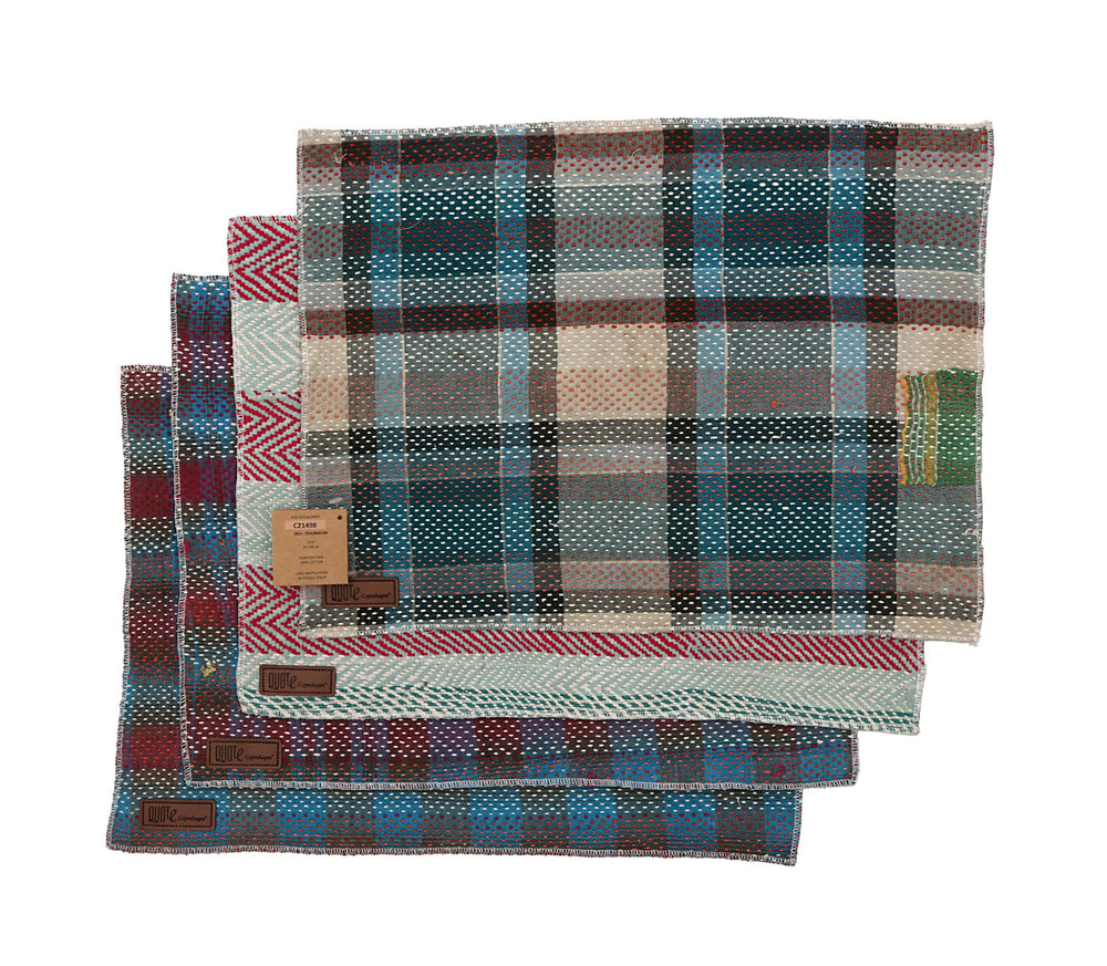 Sæt med 4 stk dækservietter 33x44 cm i patchwork-design med blå, grå og røde nuancer, tern og prikmønstre samt kant med kontrastfarver