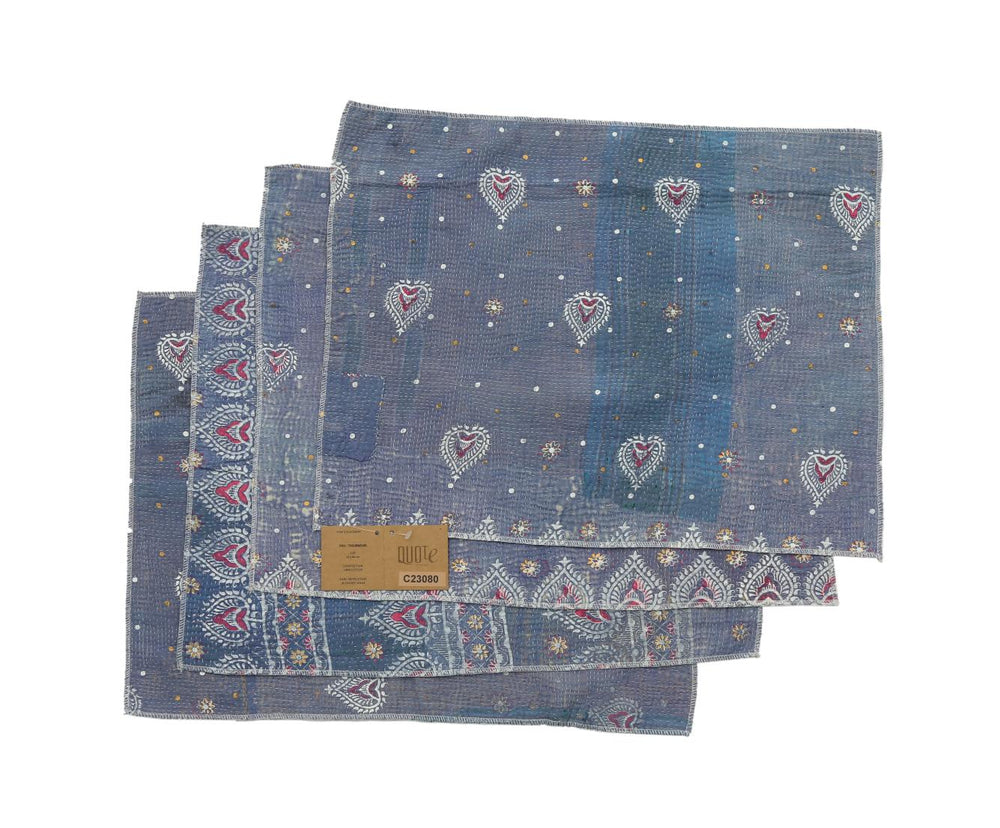 Sæt med 4 blå dækservietter 33x44 cm med hvid prikmønster, rød ornamentkant og blomsterdetaljer
