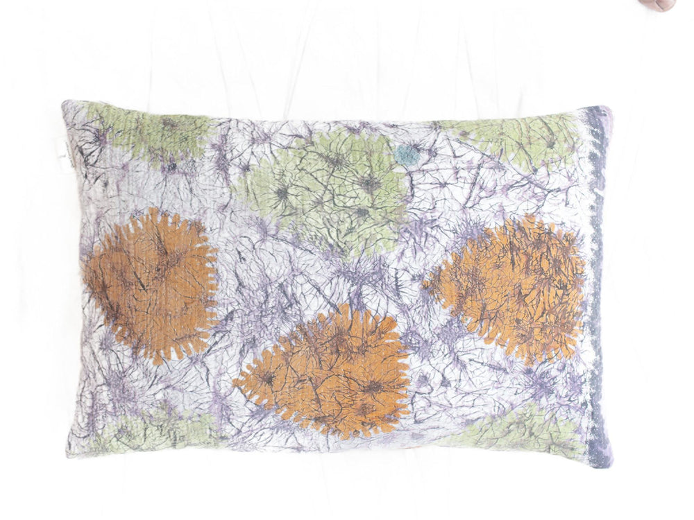 Sari pudebetræk 60x40 i hvid med farverige boho/boheme mønstre i røde, grønne, lilla, blå og orange nuancer – unika indiske saripuder til sofa og seng