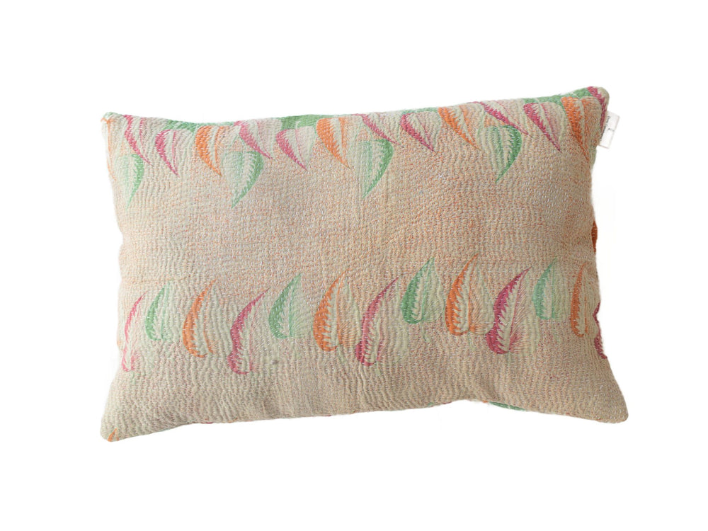 Sari pudebetræk 60x40 med unikt boheme/vintage blomstmønster i varm sennepsgul, beige og rustorange – indisk etnisk saripude i farverige upcycled tekstil.