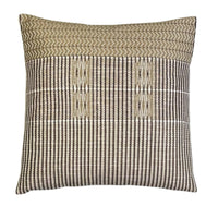  Elegant pude i størrelsen 50x50 cm, fremstillet af en blanding af bomuld og silke med en bagside i beige bomuld. Designet er præget af små geometriske mønstre i grønne og beige nuancer, der danner et delikat og raffineret udtryk. De fine linjer og detaljerede mønstre gør denne pude til et moderne og stilfuldt valg til hjemmet, perfekt til at skabe en sofistikeret atmosfære.