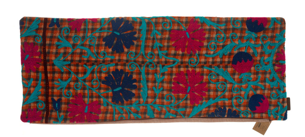 Suzani pudebetrÃ¦k 50x50 cm med orange ternet bund og farverige blomster og slyngplanter i turkis og magenta med orientalske mÃ¸rkeblÃ¥ detaljer