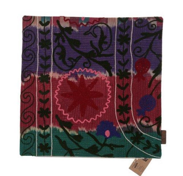 Unikt suzani pudebetrÃ¦k 50x50 cm med farverigt mÃ¸nster i lilla, rÃ¸d og grÃ¸nne paneler med blomster og slyngornamenter til boho vintage sari pude.