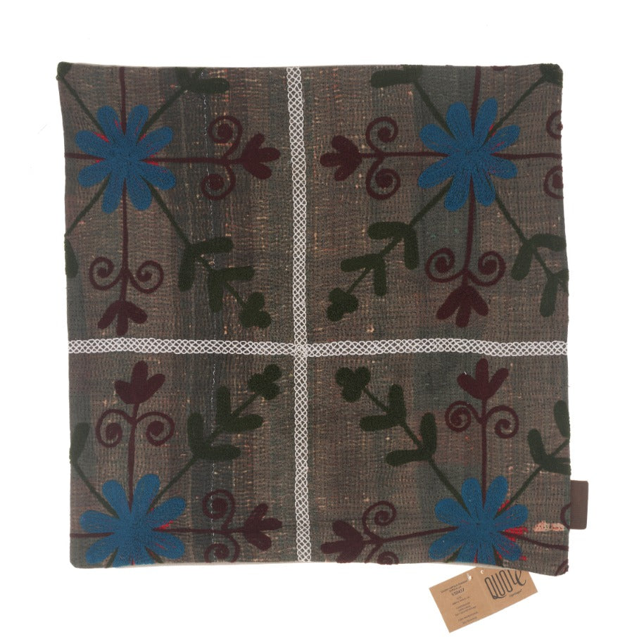 Suzani pudebetrÃ¦k 50x50 cm med vintage boho orientalsk etnisk mÃ¸nster i brun og blÃ¥ blomster pÃ¥ mÃ¸rkt stof med hvide dekorative ruder