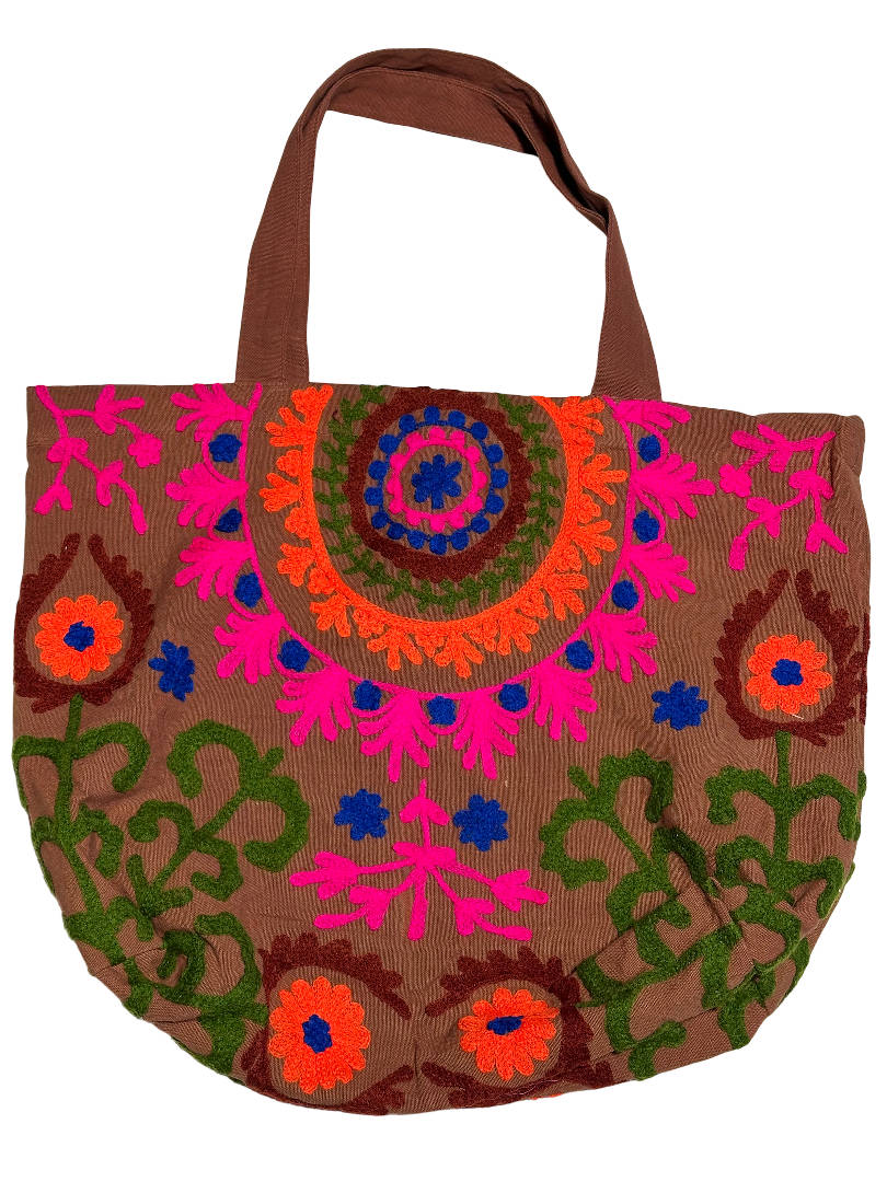 Sac de plage Suzani en toile avec des broderies en marron, rose, vert et orange, vue de face