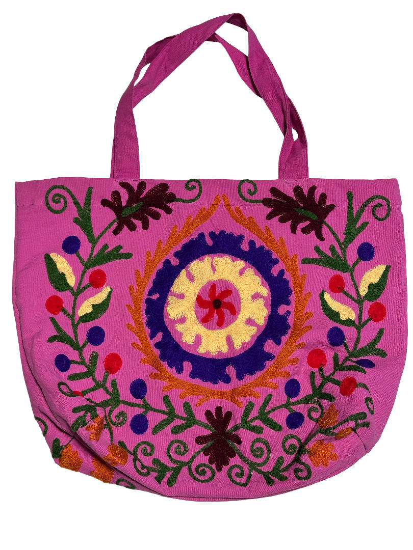 Sac de plage Suzani en toile avec des broderies en rose, bleu marine, noir et vert, vue de face