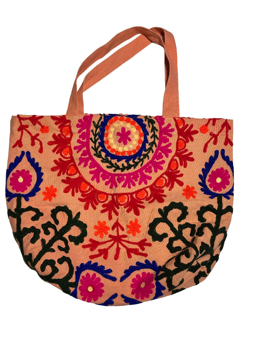 Sac de plage Suzani en toile avec des broderies en pêche, orange, bleu marine et noir, vue de face