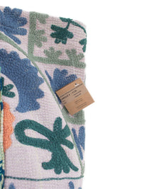 Nærbillede af Suzani vintage Kantha strandtaske med pastelrosa stof og blågrønne blomsterbroderidetaljer