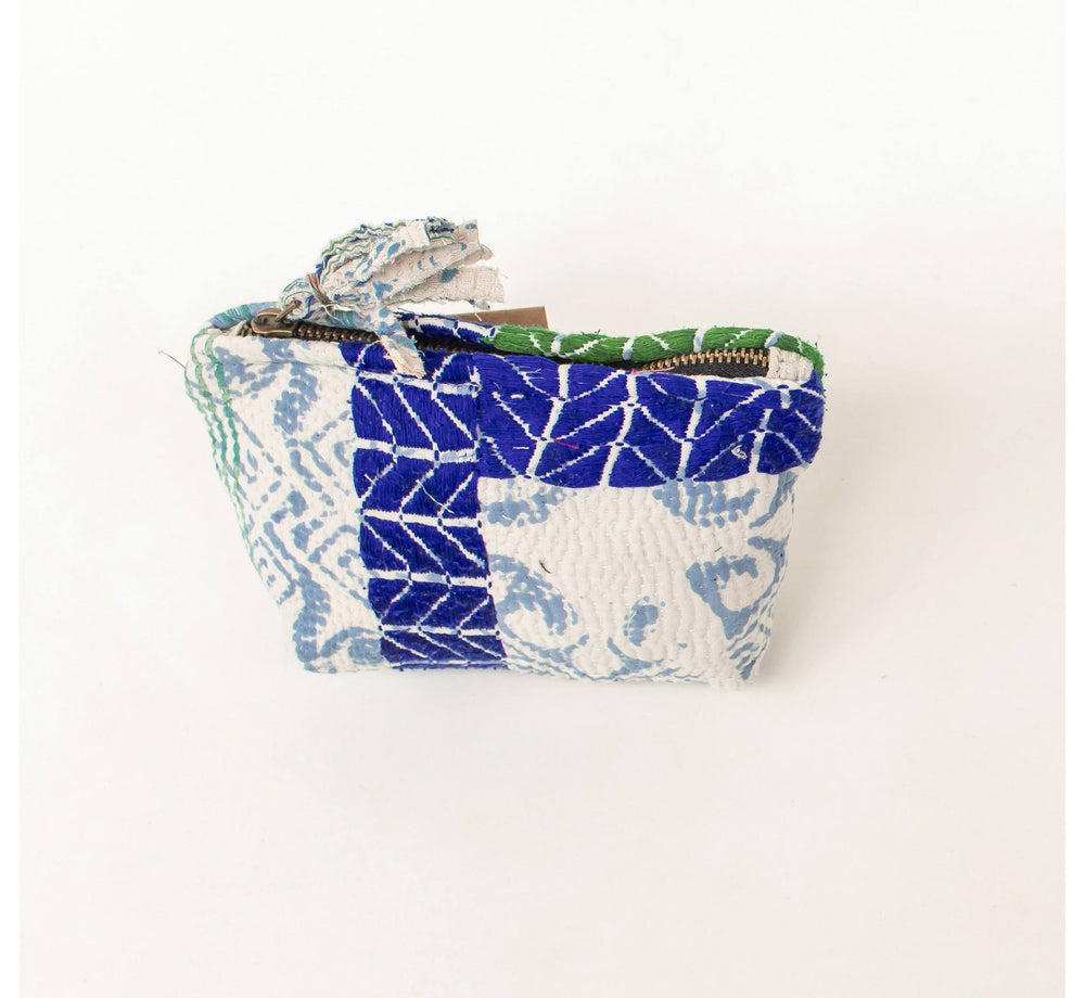 Håndlavet blå og hvid broderet lynlåspose med patchwork-geometrisk design og blomsterstof på hvid baggrund