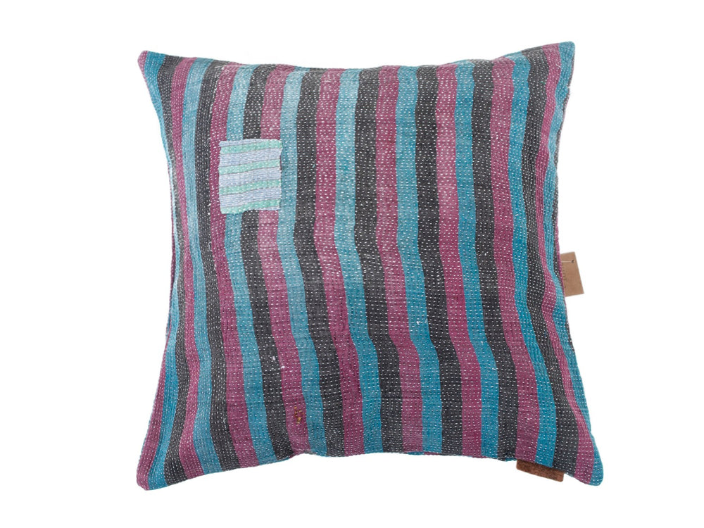 Sari pudebetræk 50x50 med farverige stribemønstre i turkis, pink, grå og sort samt upcycled patch-detalje – boho/boheme indisk vintage pude til sofa og seng