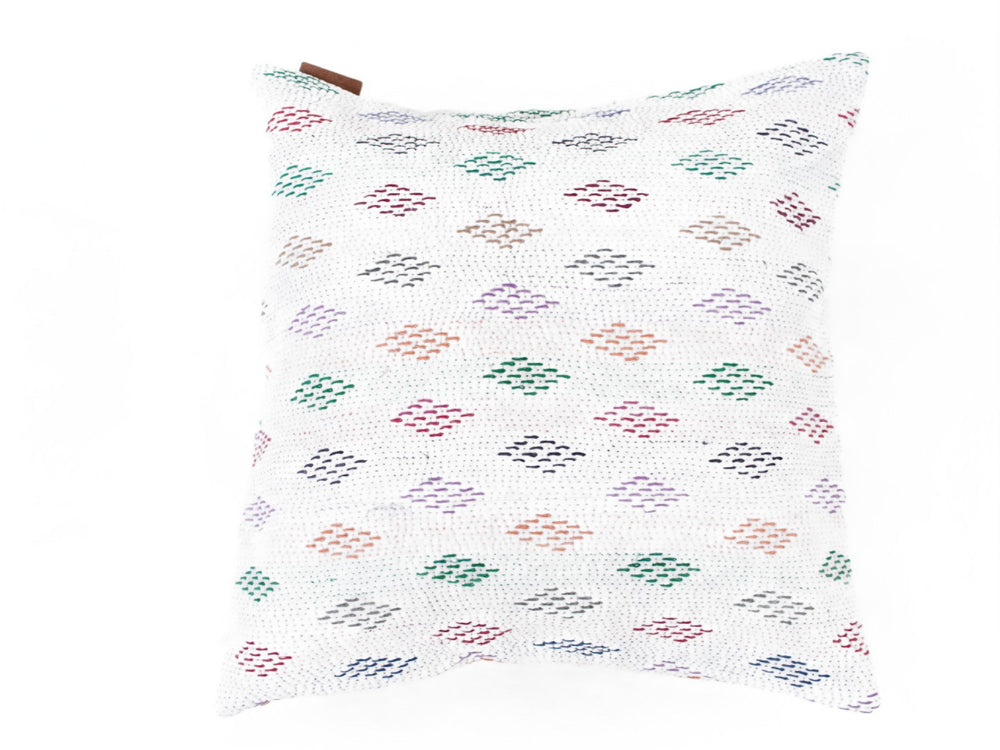 Sari pudebetræk 50x50 i hvidt med farverige prik-/mønsterdetaljer, boho og vintage indiske puder (saripude)