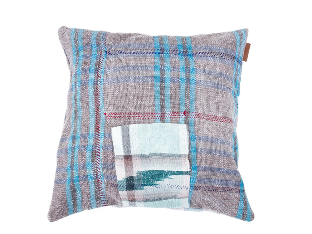 Sari pudebetræk i 50x50 med vintage patchwork-mønster, farverige striber i blå, turkis og sandbeige samt etniske detaljer – unika saripude til boho/boheme indretning