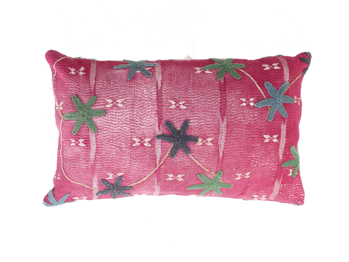 Einzigartiger Suzani-Kissenbezug 30x50 cm in Rosa mit strukturierter Webart und gestickten Sternblumen in Grün und Dunkelgrau sowie cremefarbenem Rand im Vintage-Boho-Stil.