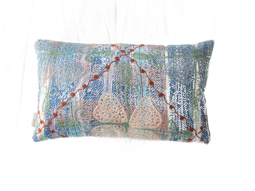 Unikt suzani pudebetrÃ¦k 30x50 cm i blÃ¥ og grÃ¸nne firkanter med beige mÃ¸nstre og orange trÃ¥dlinjer pÃ¥ etnisk boho vintage tekstur