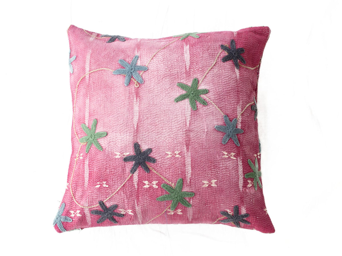 Rosa Suzani-Kissenbezug 50x50 cm mit orientalischer Vintage-Stickerei: Sternblumen in Dunkelblau und Grün, verbunden mit Goldfaden