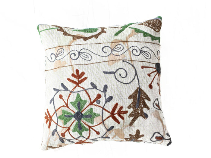Einzigartiger Suzani-Kissenbezug 50x50 cm in Creme mit gestickten orientalischen Blumengirlanden in Grün, Braun und Dunkelblau im Bohemian-Boho-Stil