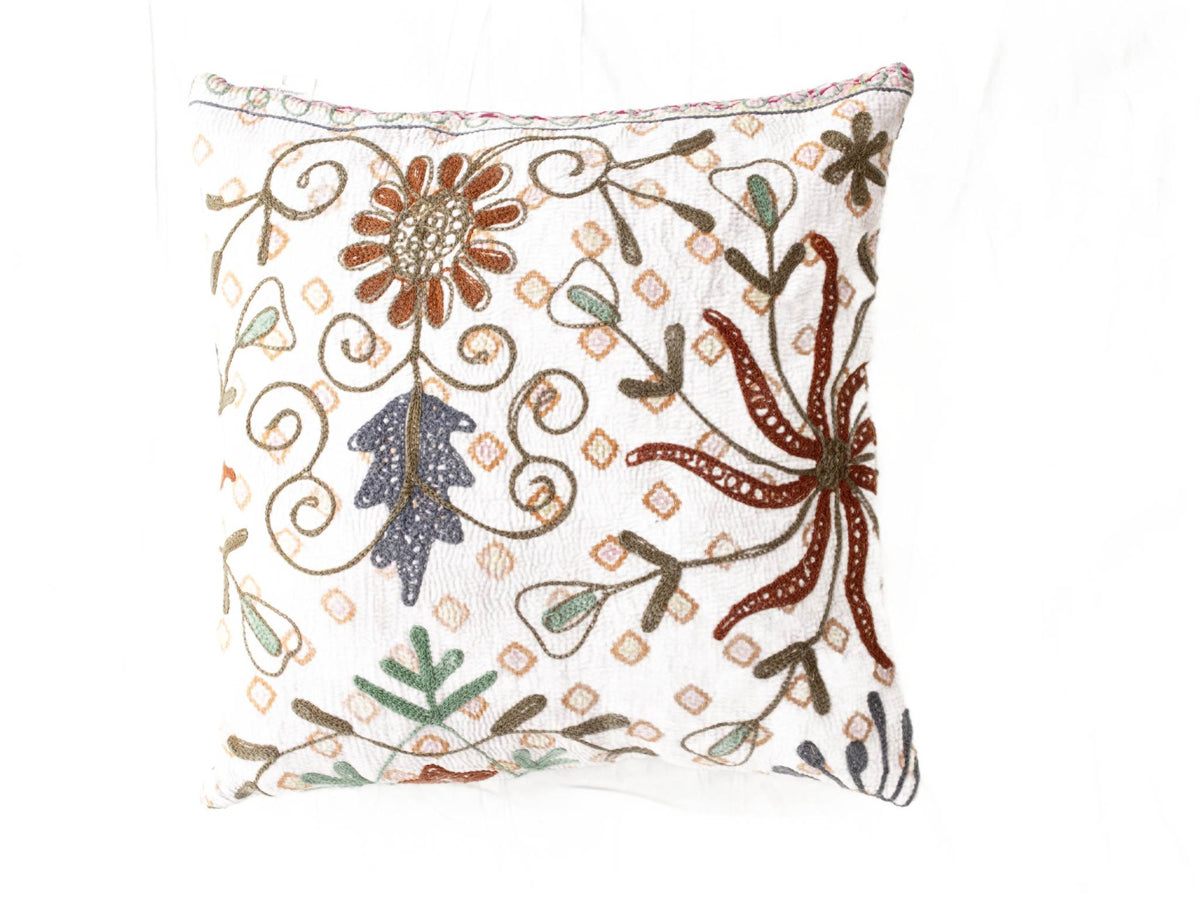 Einzigartiger Suzani-Kissenbezug 50x50 cm in Weiß mit farbenfroher orientalischer Stickerei aus Blumen und Zierelementen in Rostbraun, Grün und Dunkelblau.